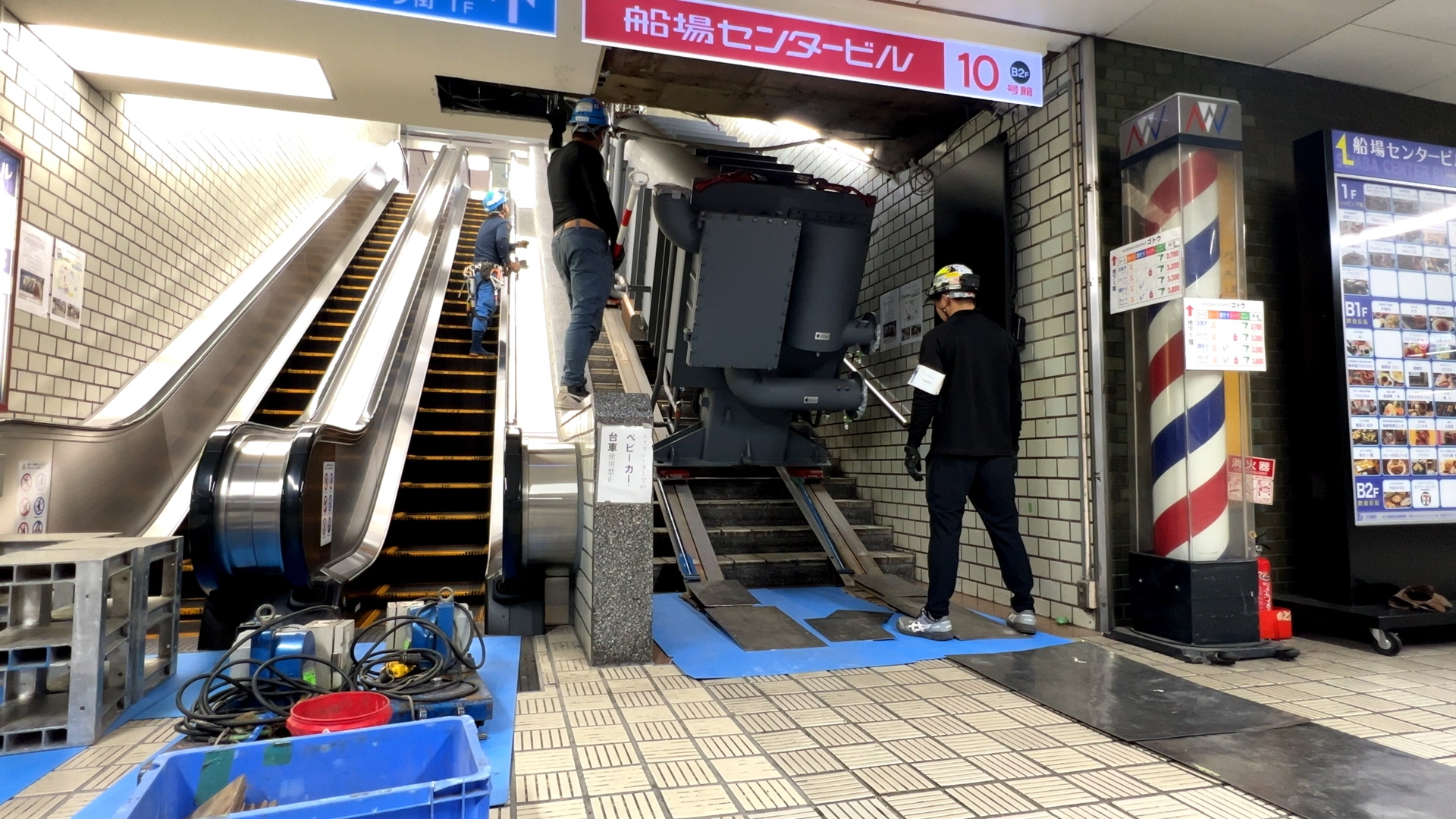 吸収式冷凍機階段搬入
